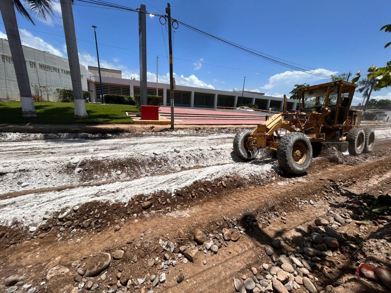 Tractor trabajando en San José del Valle